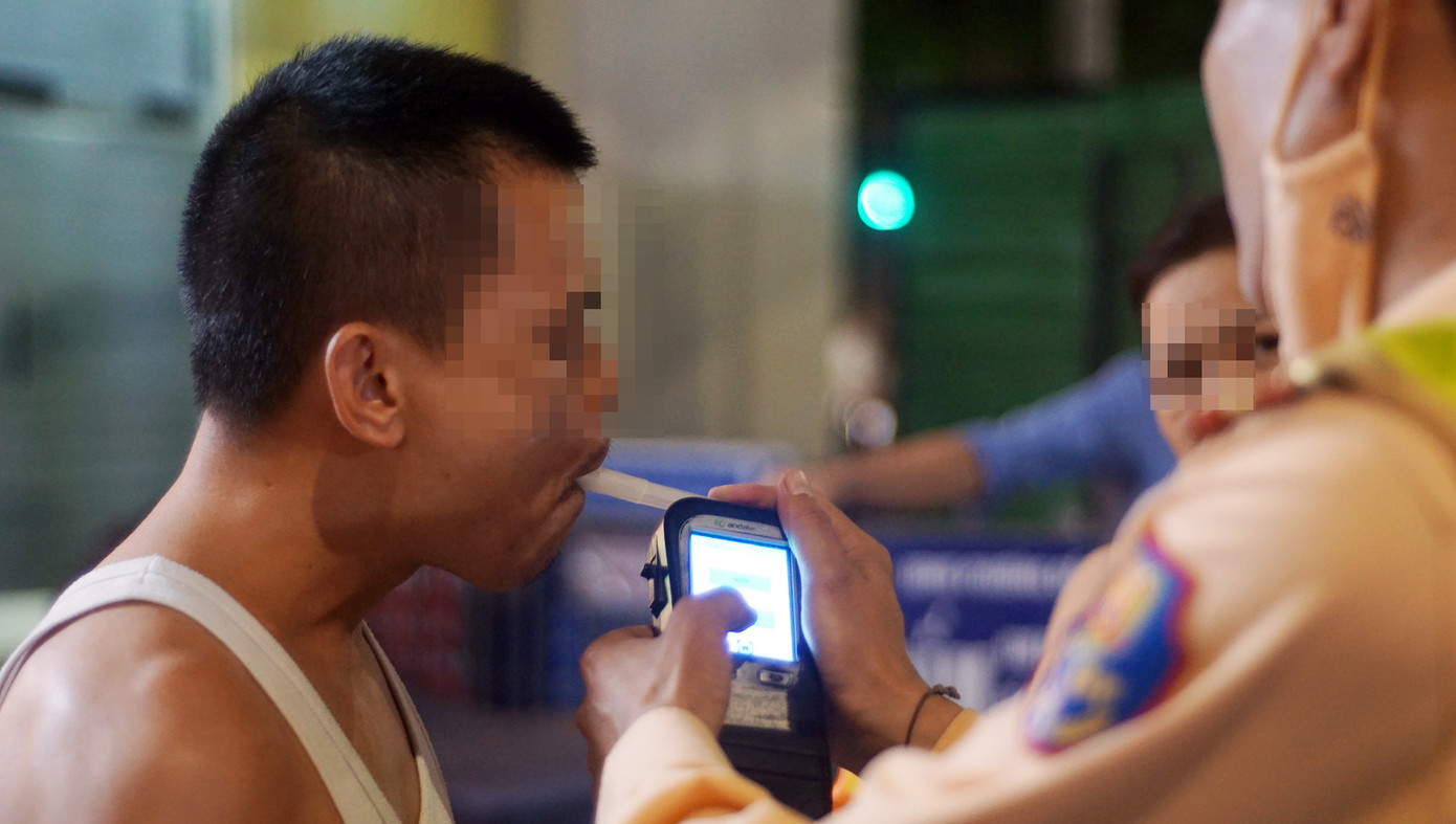 Lực lượng CSGT Hà Nội kiểm tra nồng độ cồn tài xế. Lực lượng CSGT Hà Nội kiểm tra nồng độ cồn tài xế.