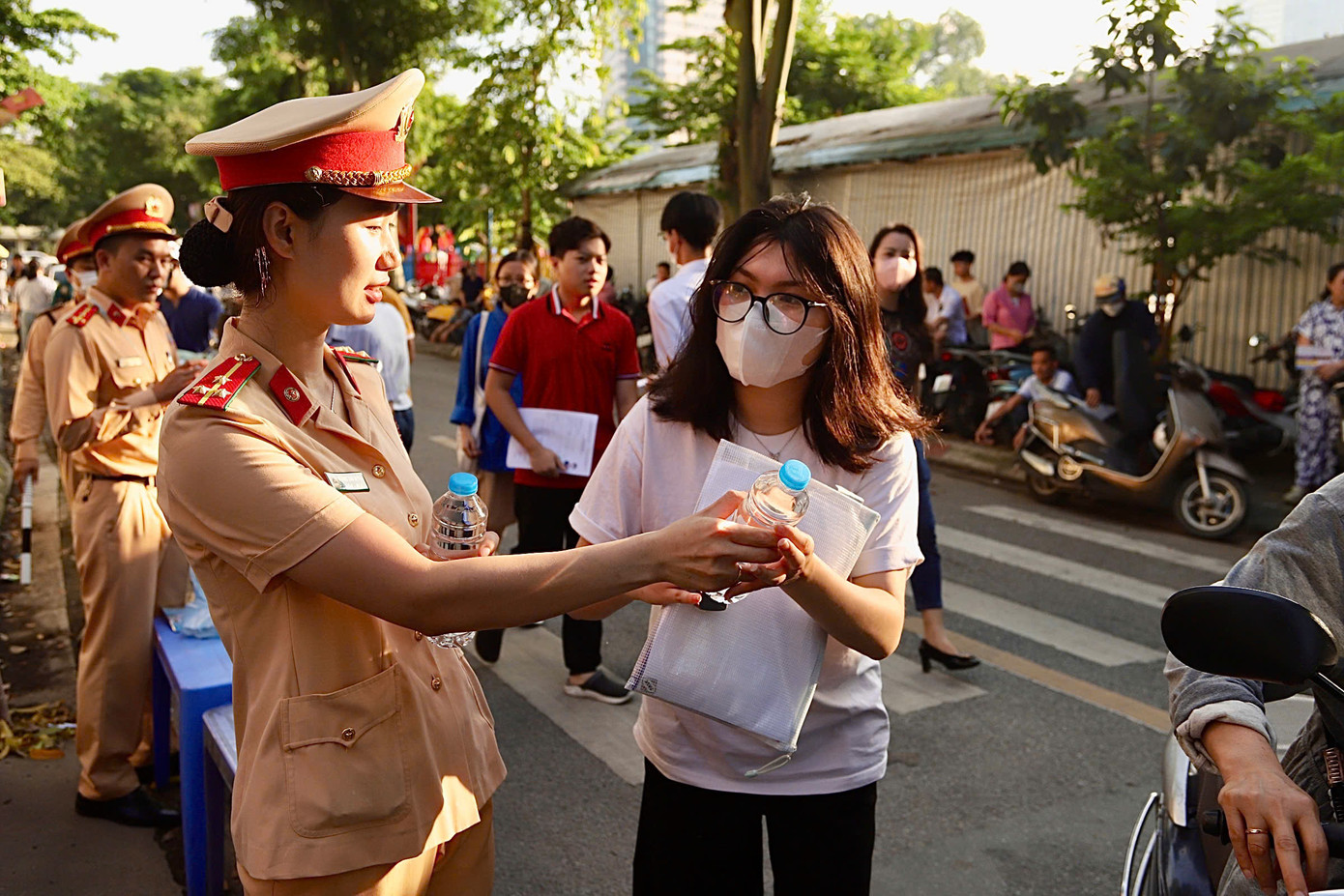 Cán bộ CSGT Hà Nội tặng nước miễn phí cho các thí sinh dự thi.