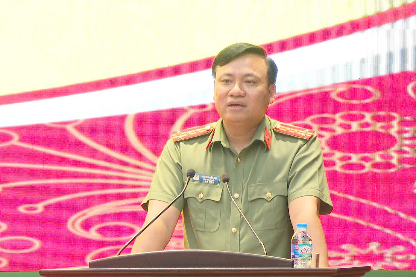 Đại tá Nguyễn Tiến Đạt - Phó Giám đốc Công an TP Hà Nội chỉ đạo quán triệt trong buổi tập huấn.