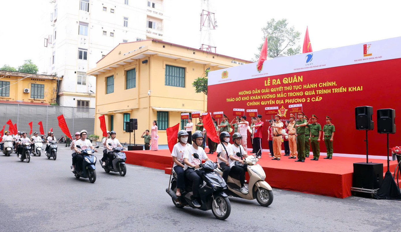 Các đơn vị ra quân hướng dẫn giải quyết thủ tục hành chính, tháo gỡ khó khăn vướng mắc trong quá trình triển khai chính quyền địa phương 2 cấp.