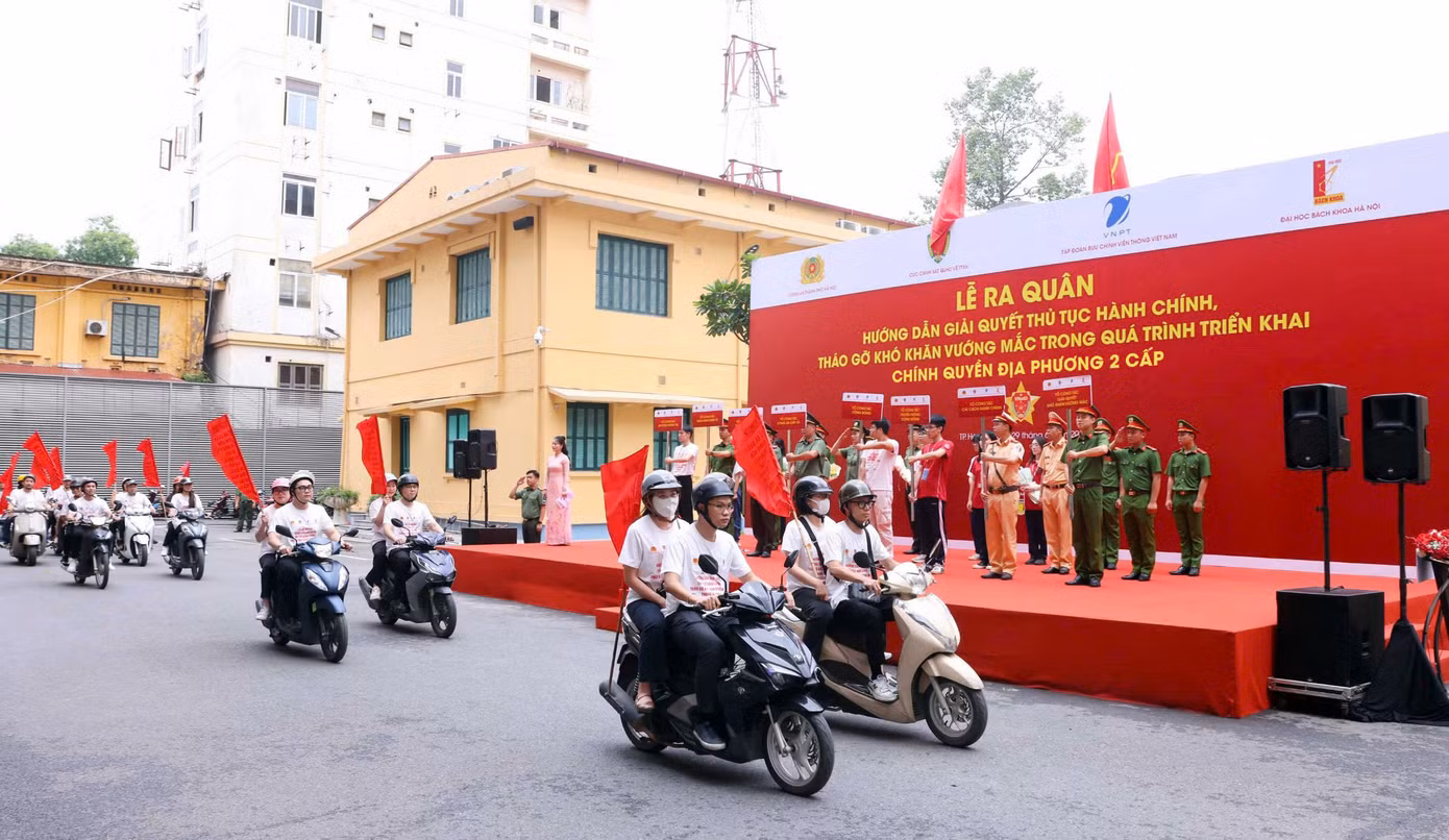 Các đơn vị ra quân hướng dẫn giải quyết thủ tục hành chính, tháo gỡ khó khăn vướng mắc trong quá trình triển khai chính quyền địa phương 2 cấp. Các đơn vị ra quân hướng dẫn giải quyết thủ tục hành chính, tháo gỡ khó khăn vướng mắc trong quá trình triển khai chính quyền địa phương 2 cấp.