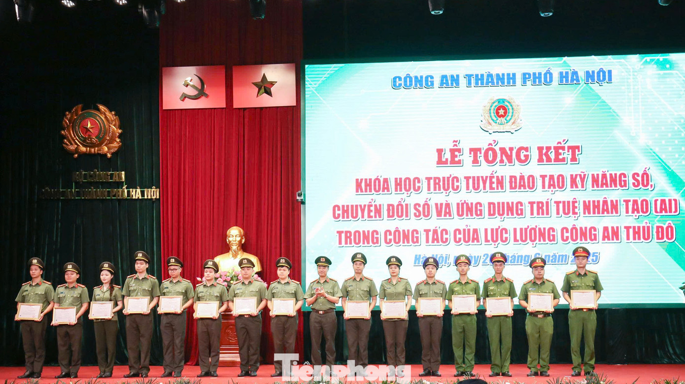 Đại tá Nguyễn Ngọc Quyền - Phó Giám đốc Công an TP Hà Nội trao giấy Chứng nhận cho các cán bộ chiến sỹ hoàn thành khóa học.