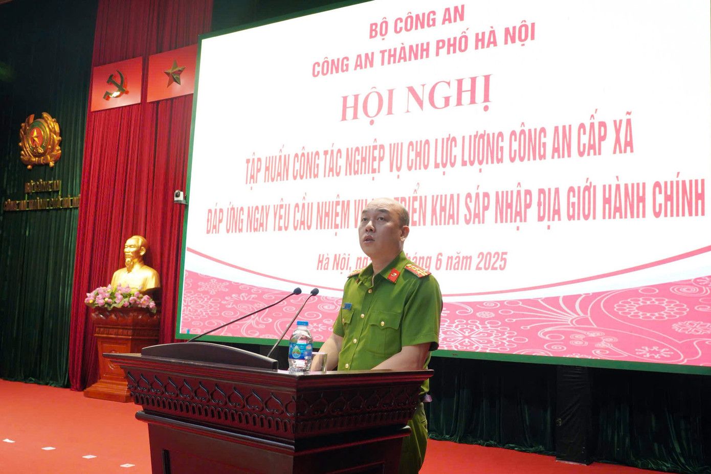 Đại tá Nguyễn Đức Long - Phó Giám đốc Công an TP Hà Nội chỉ đạo quán triệt trong buổi tập huấn.