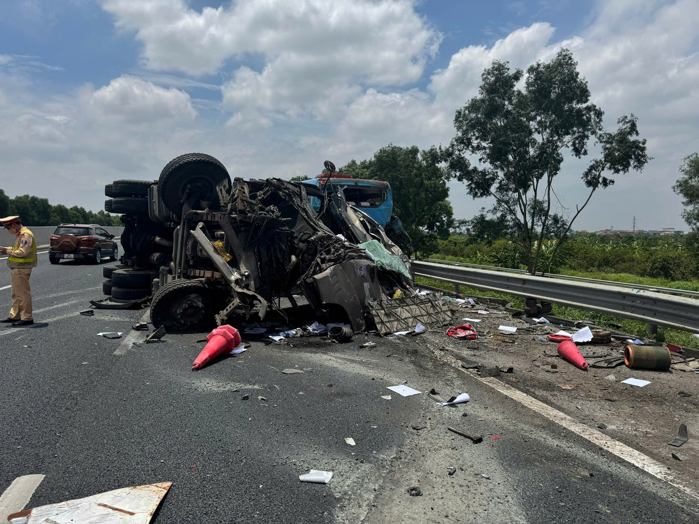 Khoảng 11h ngày 12/6, Tại Km 19+ 200 đường cao tốc Hà Nội - Hải Phòng thuộc địa phận xã Việt Yên (Yên Mỹ, Hưng Yên) xảy ra vụ tai nạn liên hoàn giữa 3 xe ô tô.