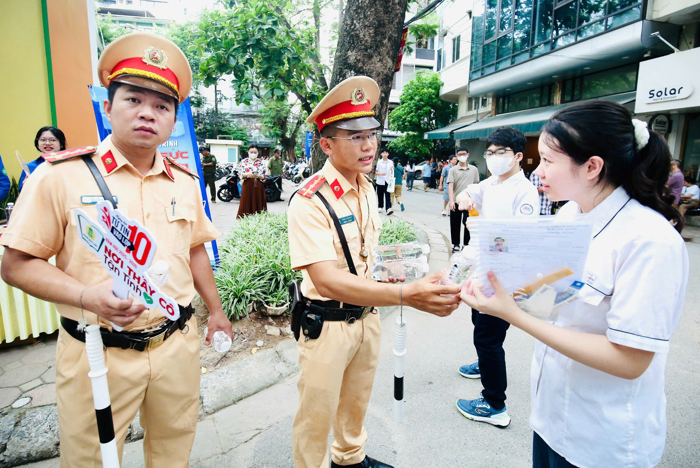 Không chỉ bảo đảm trật tự an toàn giao thông, các cán bộ, chiến sĩ CSGT phối hợp với Đoàn Thanh niên phát nước cho thí sinh.