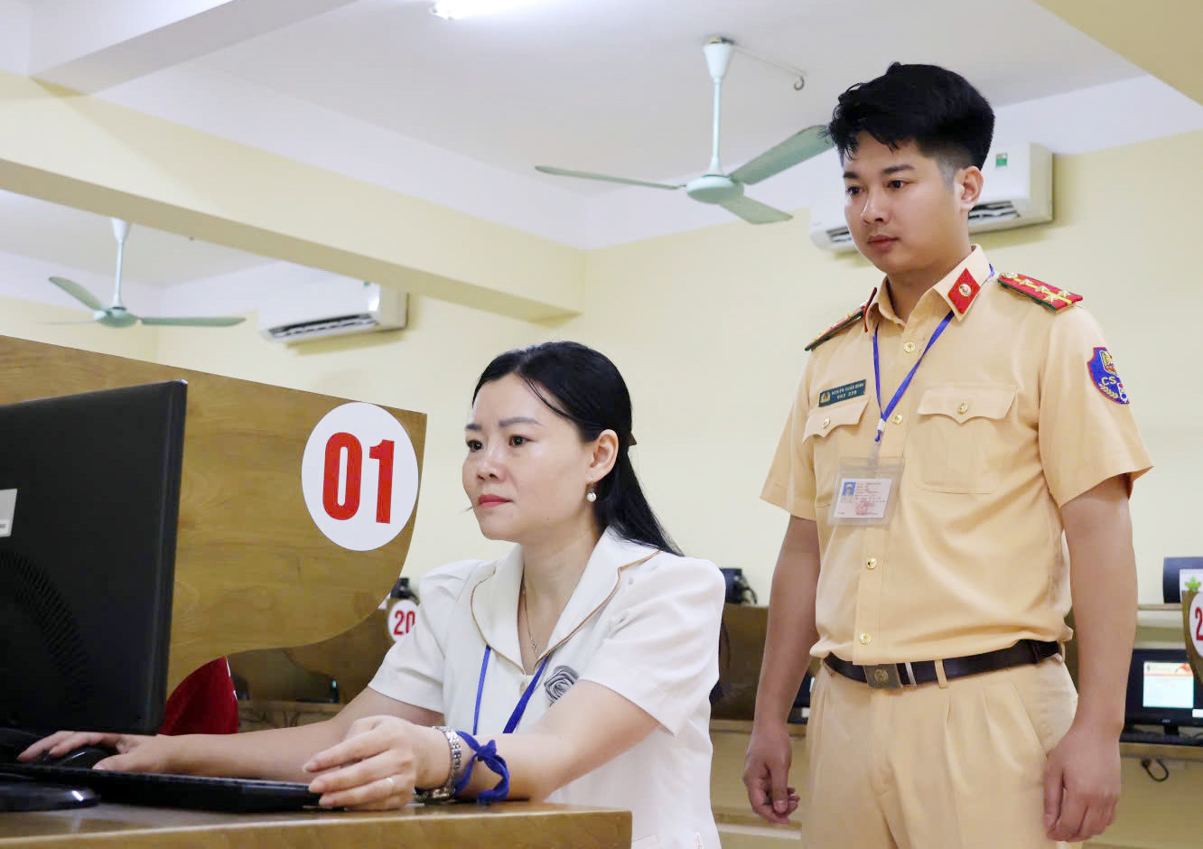 Cán bộ CSGT thường xuyên kiểm tra tránh tình trạng gian lận, hỏi bài...