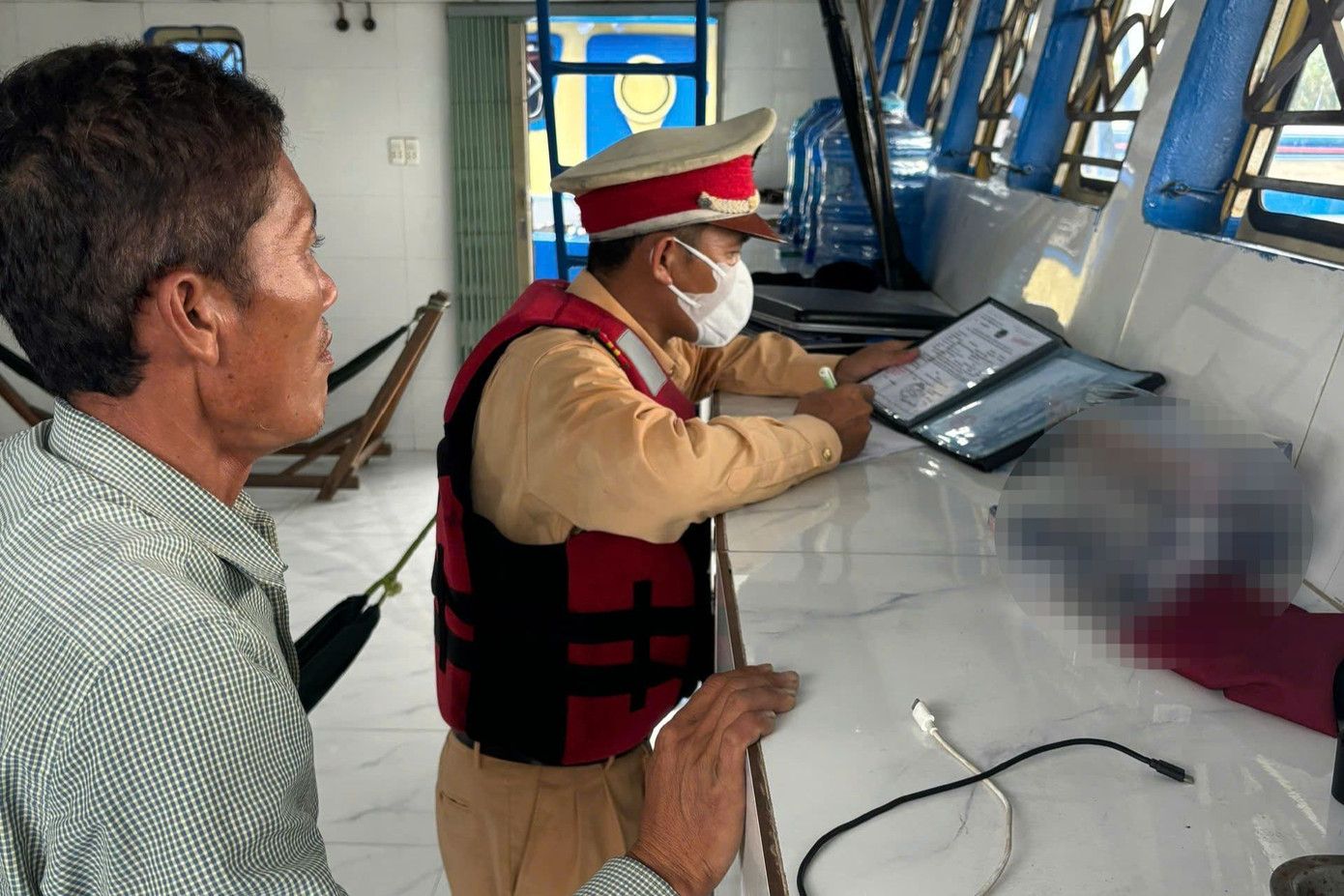 Lực lượng CSGT làm việc với thuyền viên trên tàu. Lực lượng CSGT làm việc với thuyền viên trên tàu.