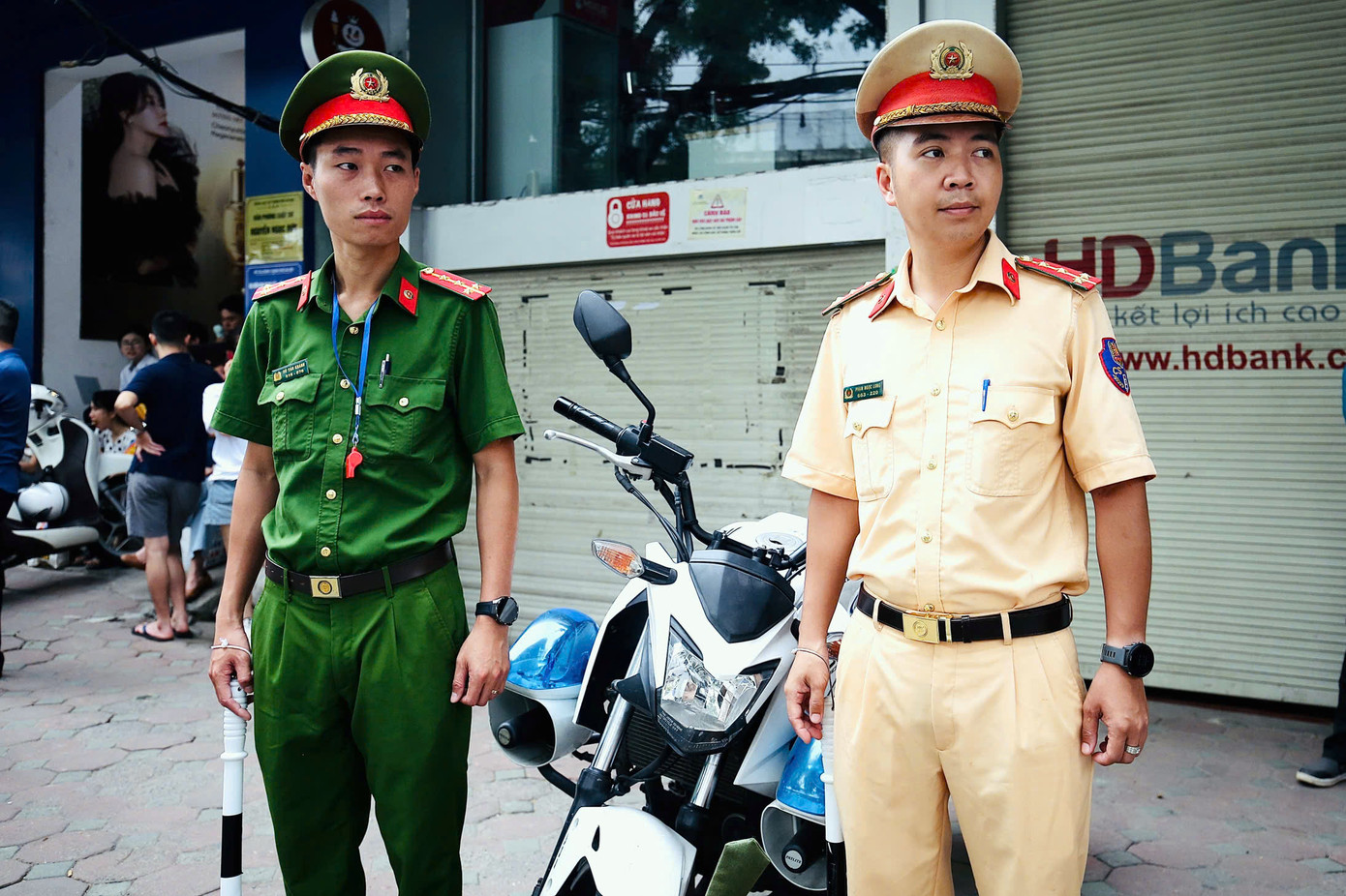 Lực lượng CSGT phối hợp với công an phường sở tại làm nhiệm vụ bảo đảm an ninh trật tự, trật tự an toàn giao thông.