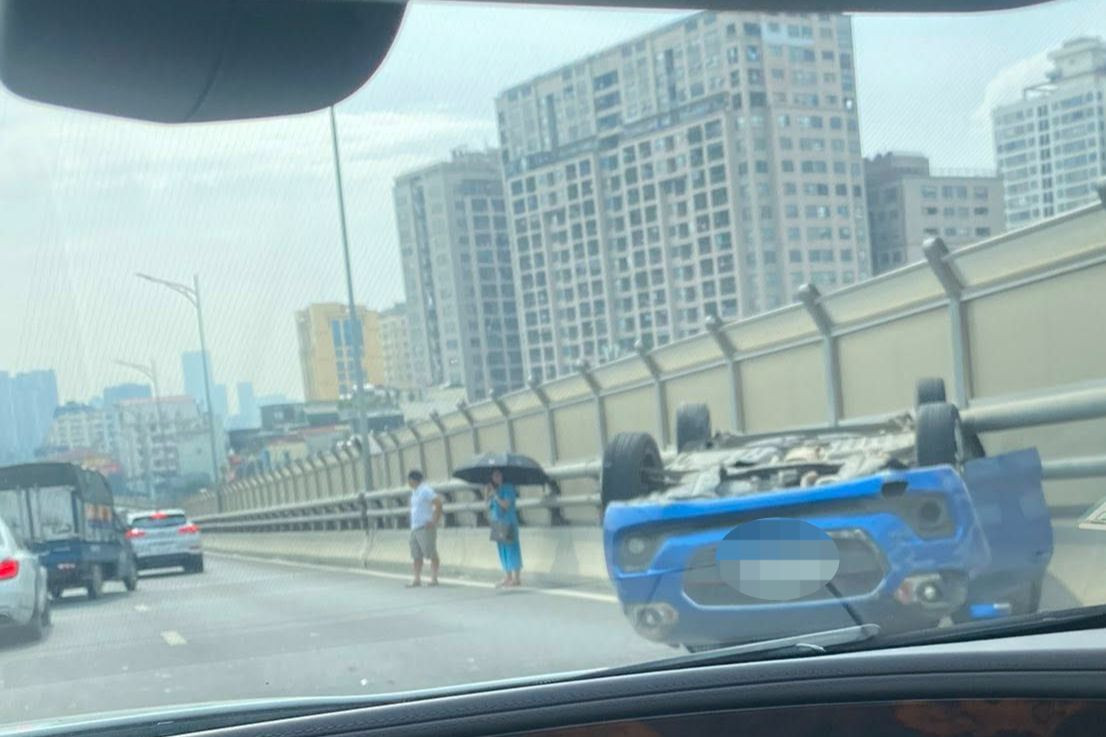 Chiếc xe ô tô màu xanh lật ngửa trên đường. Chiếc xe ô tô màu xanh lật ngửa trên đường.