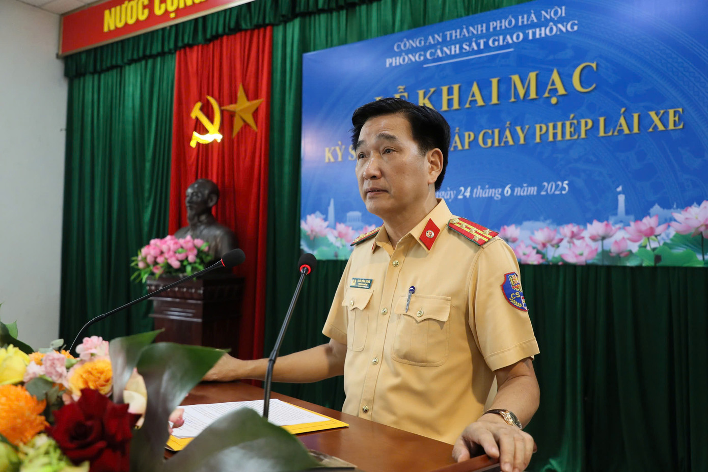 Đại tá Trần Đình Nghĩa - Trưởng phòng CSGT Công an thành phố Hà Nội. Đại tá Trần Đình Nghĩa - Trưởng phòng CSGT Công an thành phố Hà Nội.