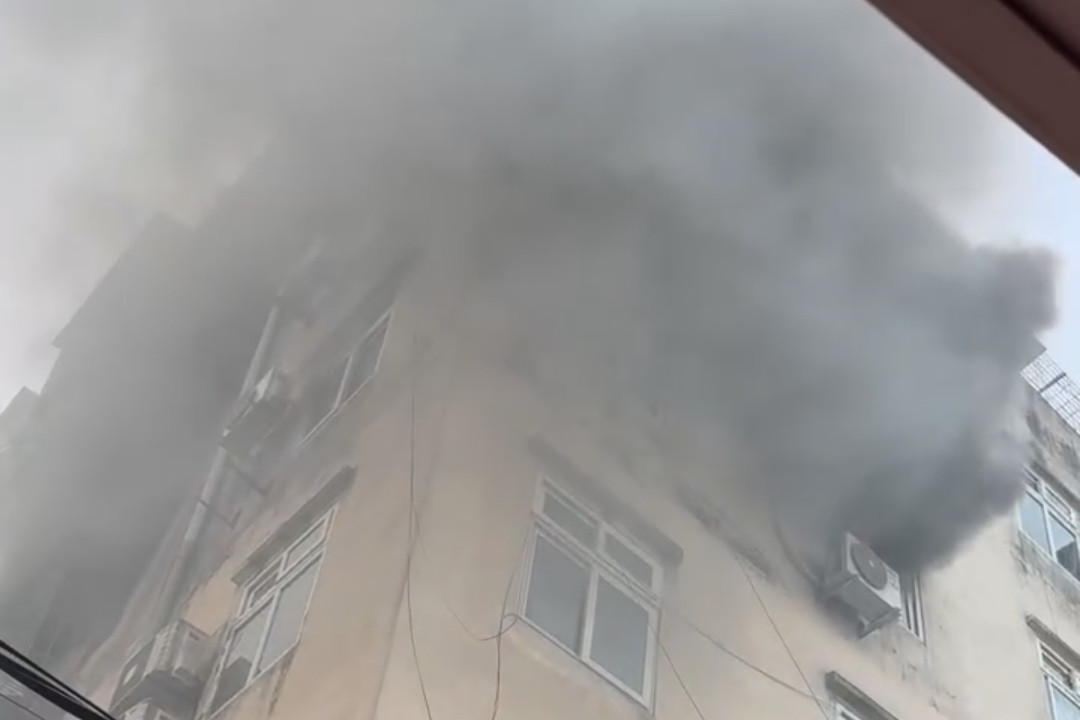 Hình ảnh khói đen bốc lên cuồn cuộn.