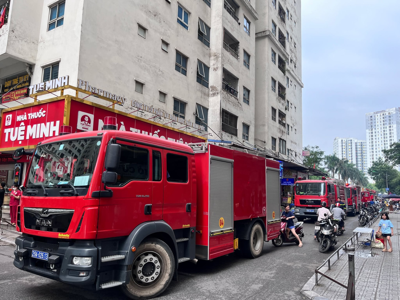 Xe chữa cháy, xe thang được điều động đến hiện trường. Xe chữa cháy, xe thang được điều động đến hiện trường.