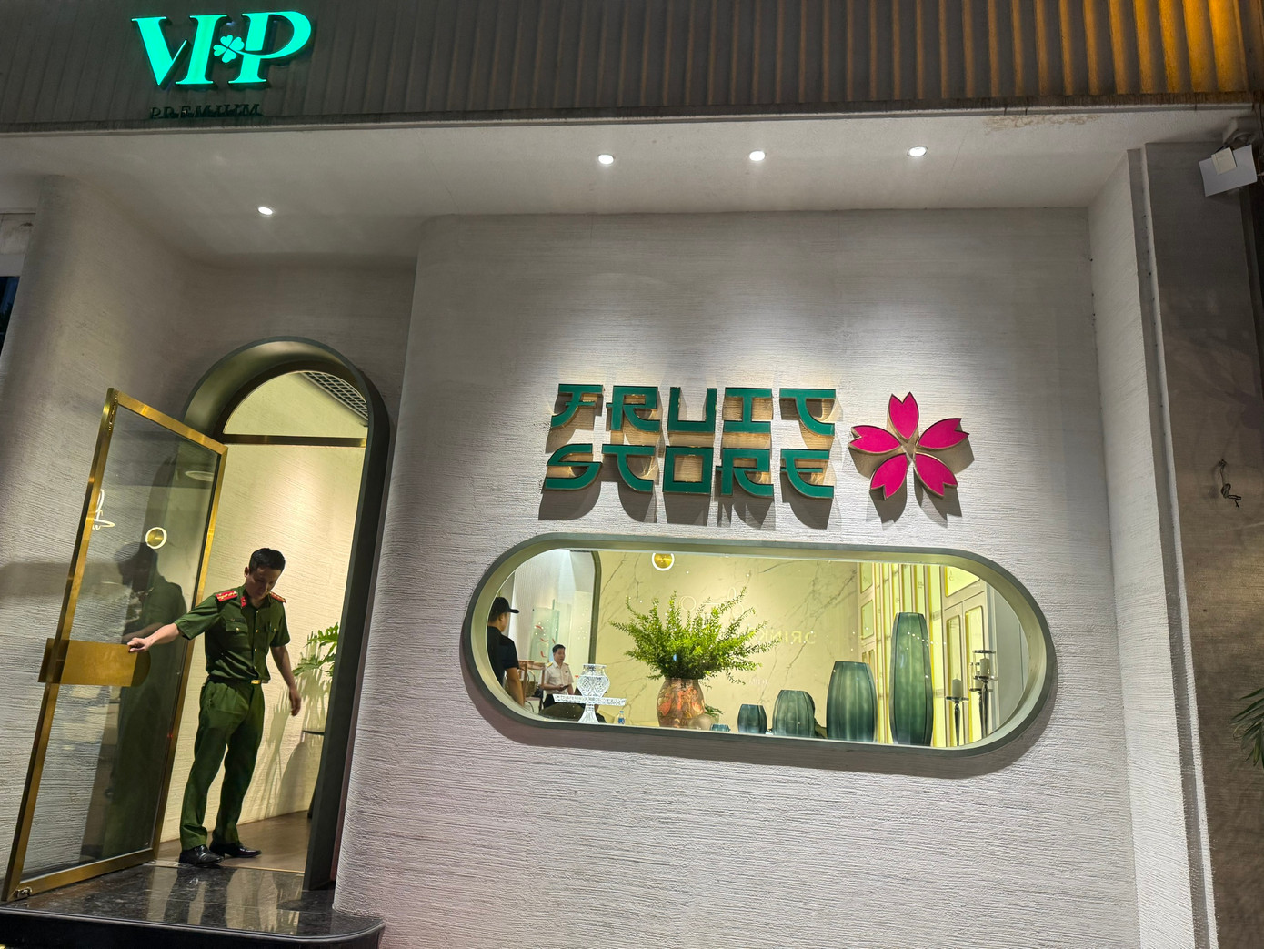 Cửa hàng VHP. Cửa hàng VHP.