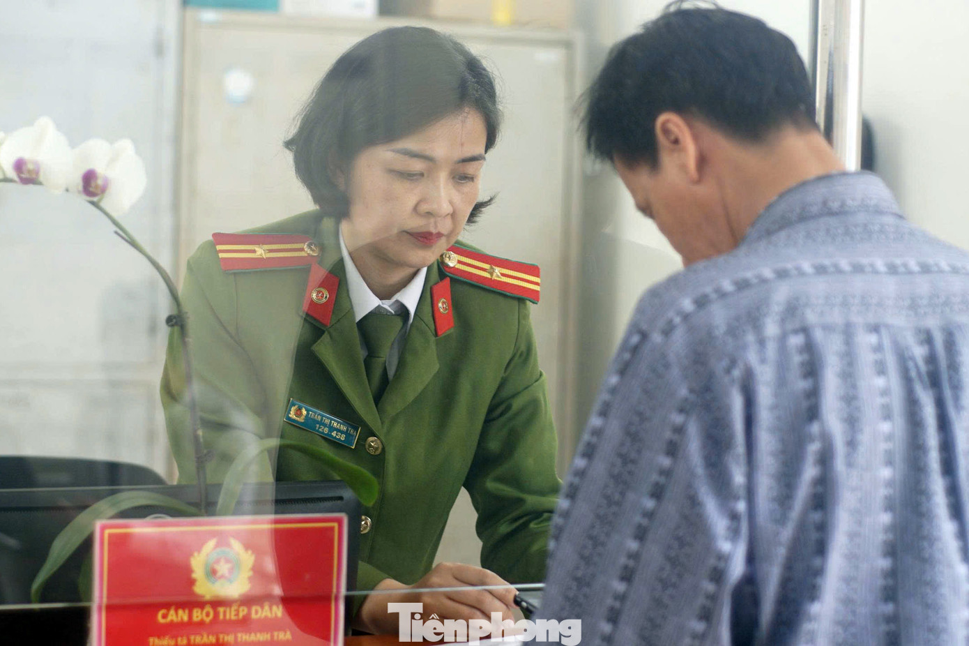 Cán bộ Công an hỗ trợ người dân thực hiện thủ tục hành chính trên VNeID. Ảnh: Thanh Hà Cán bộ Công an hỗ trợ người dân thực hiện thủ tục hành chính trên VNeID. Ảnh: Thanh Hà