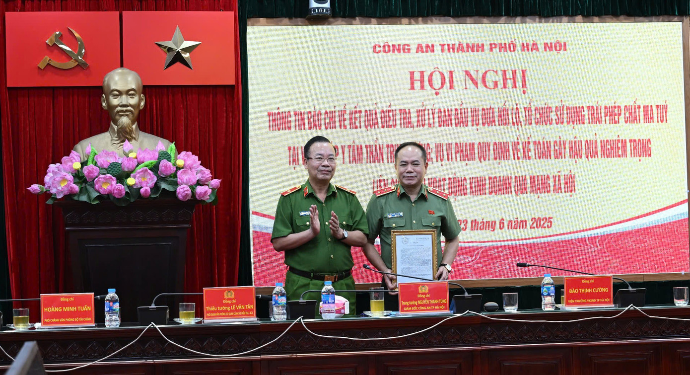 Tại hội nghị, thừa ủy quyền của lãnh đạo Bộ Công an, Thiếu tướng Lê Văn Tân - Phó Chánh Văn phòng Cơ quan Cảnh sát điều tra (Bộ Công an), trao Thư khen của lãnh đạo Bộ đối với CATP Hà Nội về chiến công xuất sắc trong đấu tranh, phòng chống tội phạm.