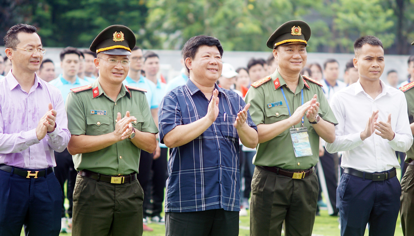 Đại diện khách mời tham dự hội thao.