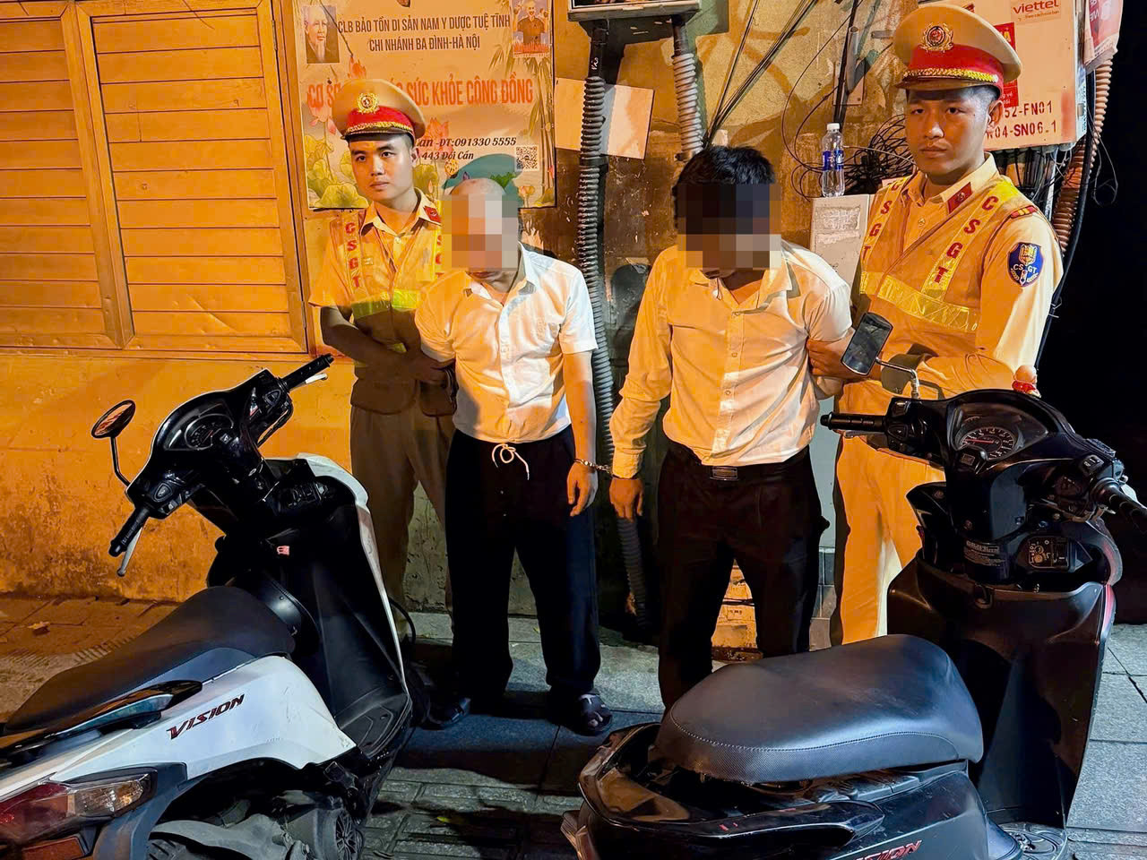 Hai đối tượng mặc sơ mi trắng có hành vi trộm cắp xe máy.