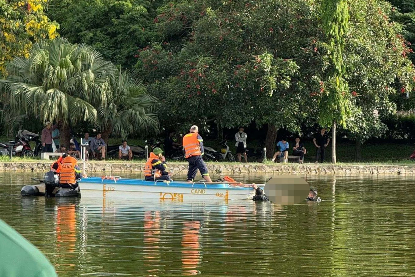 Lực lượng chức năng tìm kiếm nạn nhân.