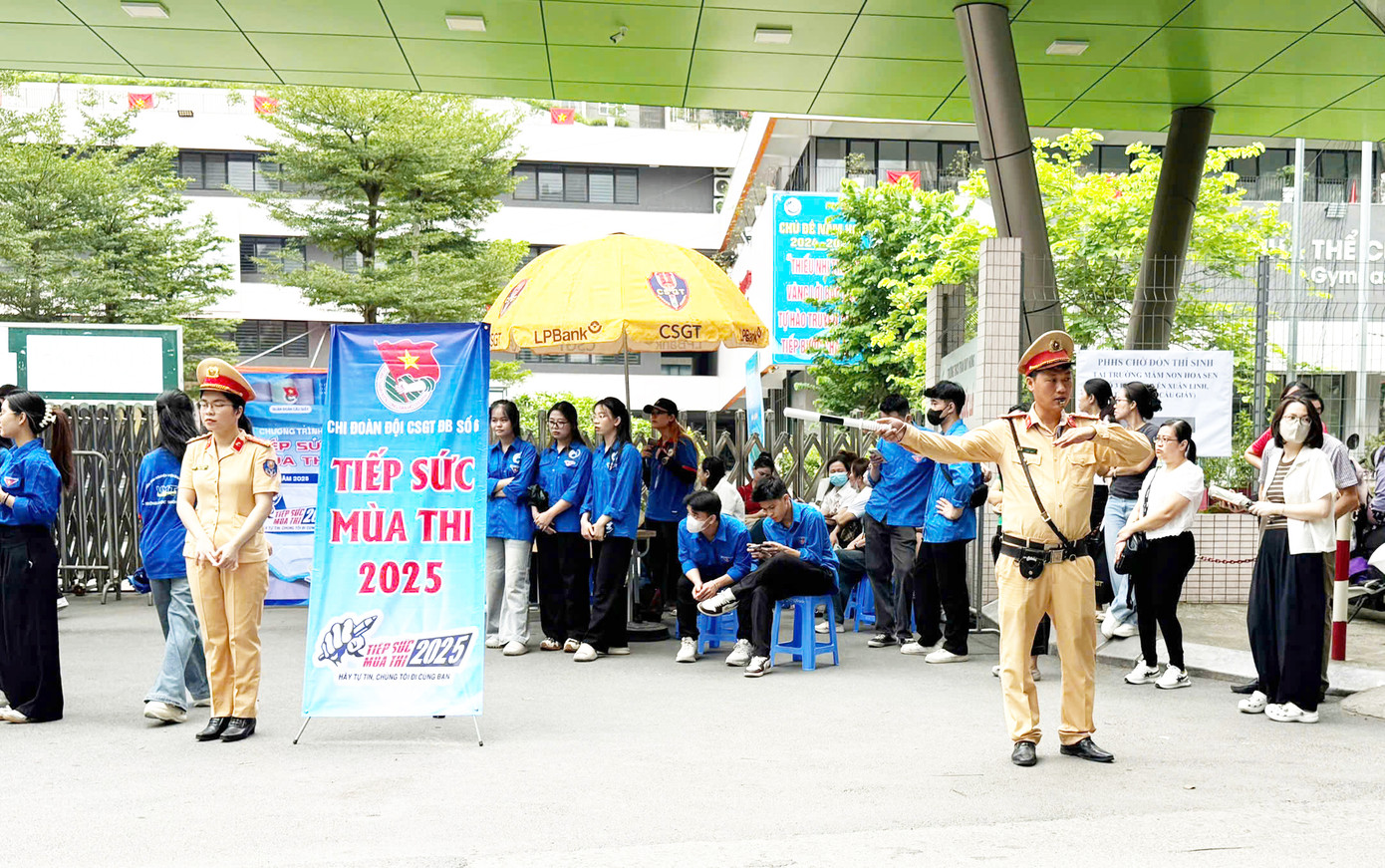 Tại các cổng trường nơi diễn ra kỳ thi vào lớp 10 đều có lực lượng CSGT Thủ đô.