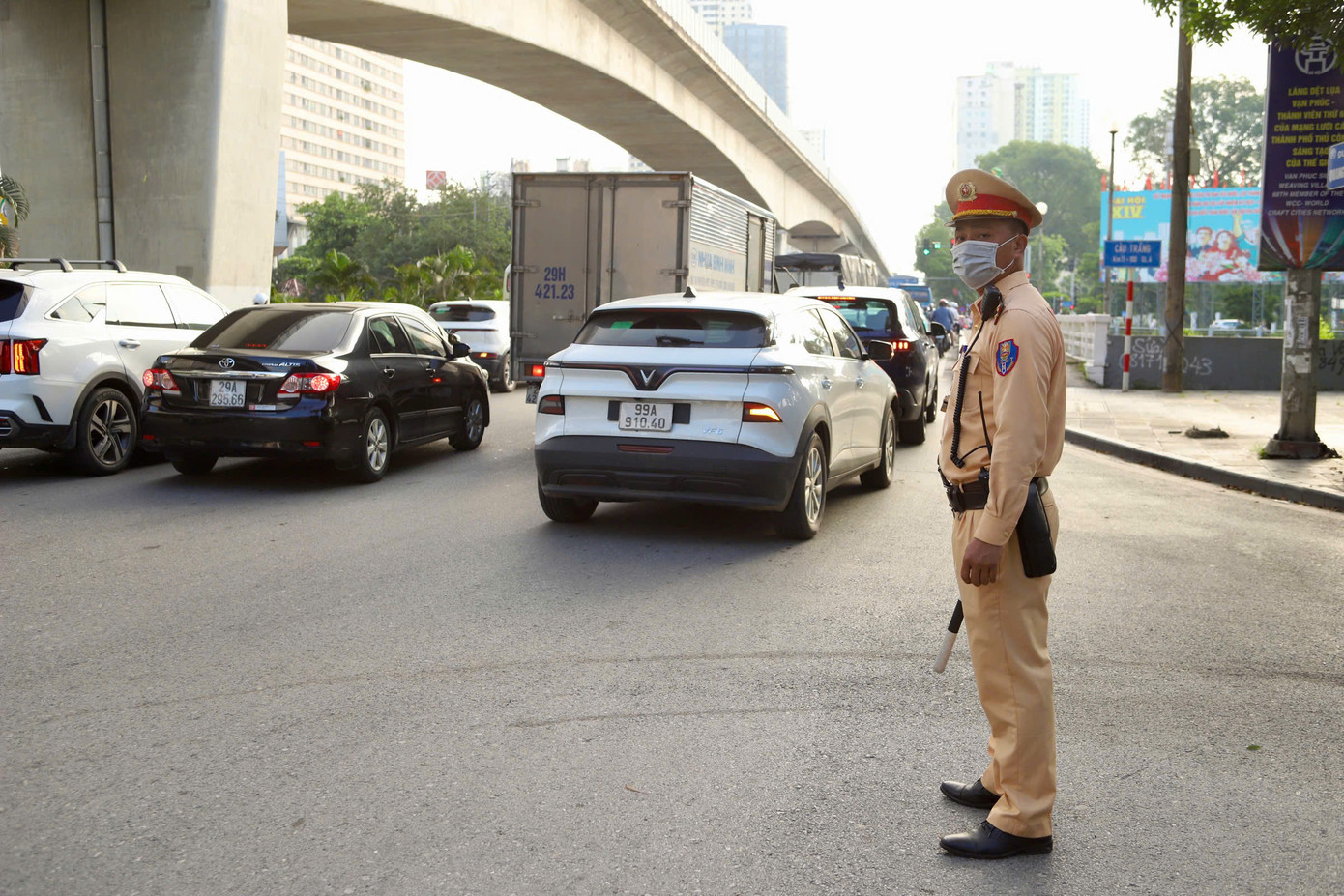 Ghi nhận tại các điểm thi, lực lượng CSGT có mặt từ sớm phân luồng, điều tiết giao thông tránh ùn tắc.