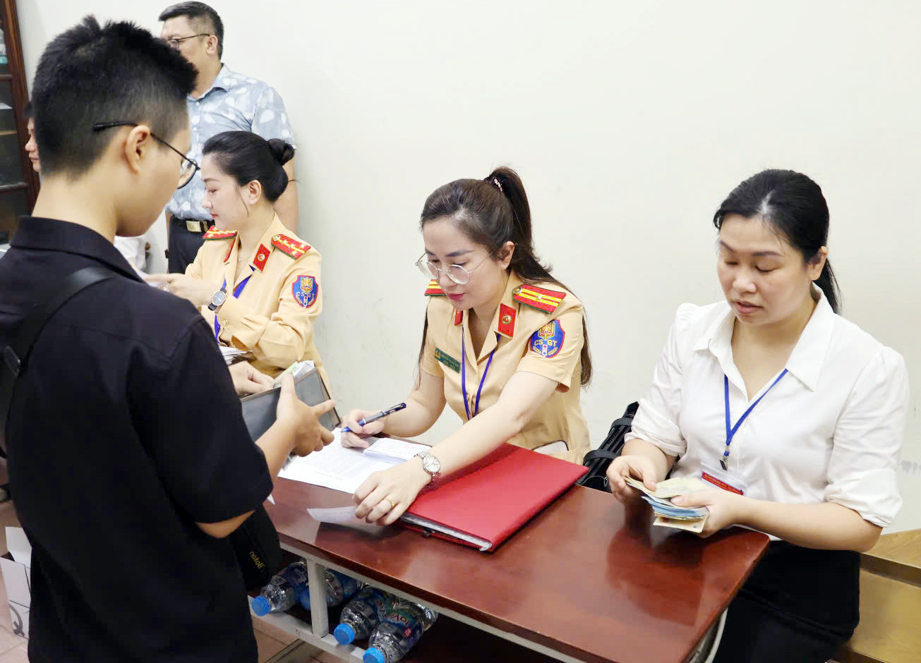 Cụ thể, thí sinh phải có mặt đúng giờ, xuất trình đầy đủ giấy tờ tùy thân (căn cước công dân có hiệu lực), và tuân thủ tuyệt đối sự điều hành của hội đồng sát hạch.