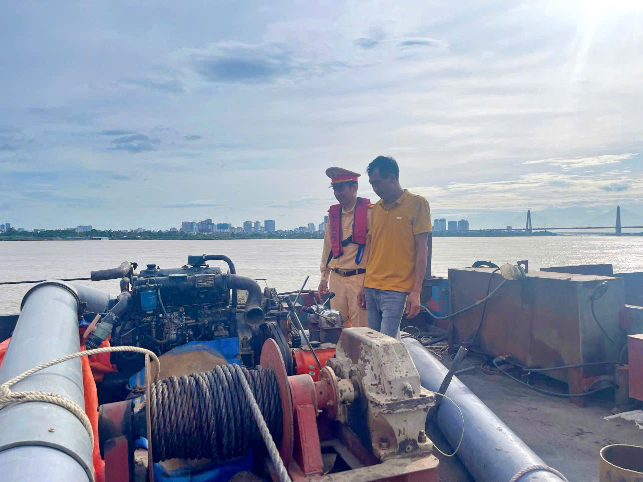 Hệ thống hút cát trên thuyền. Hệ thống hút cát trên thuyền.