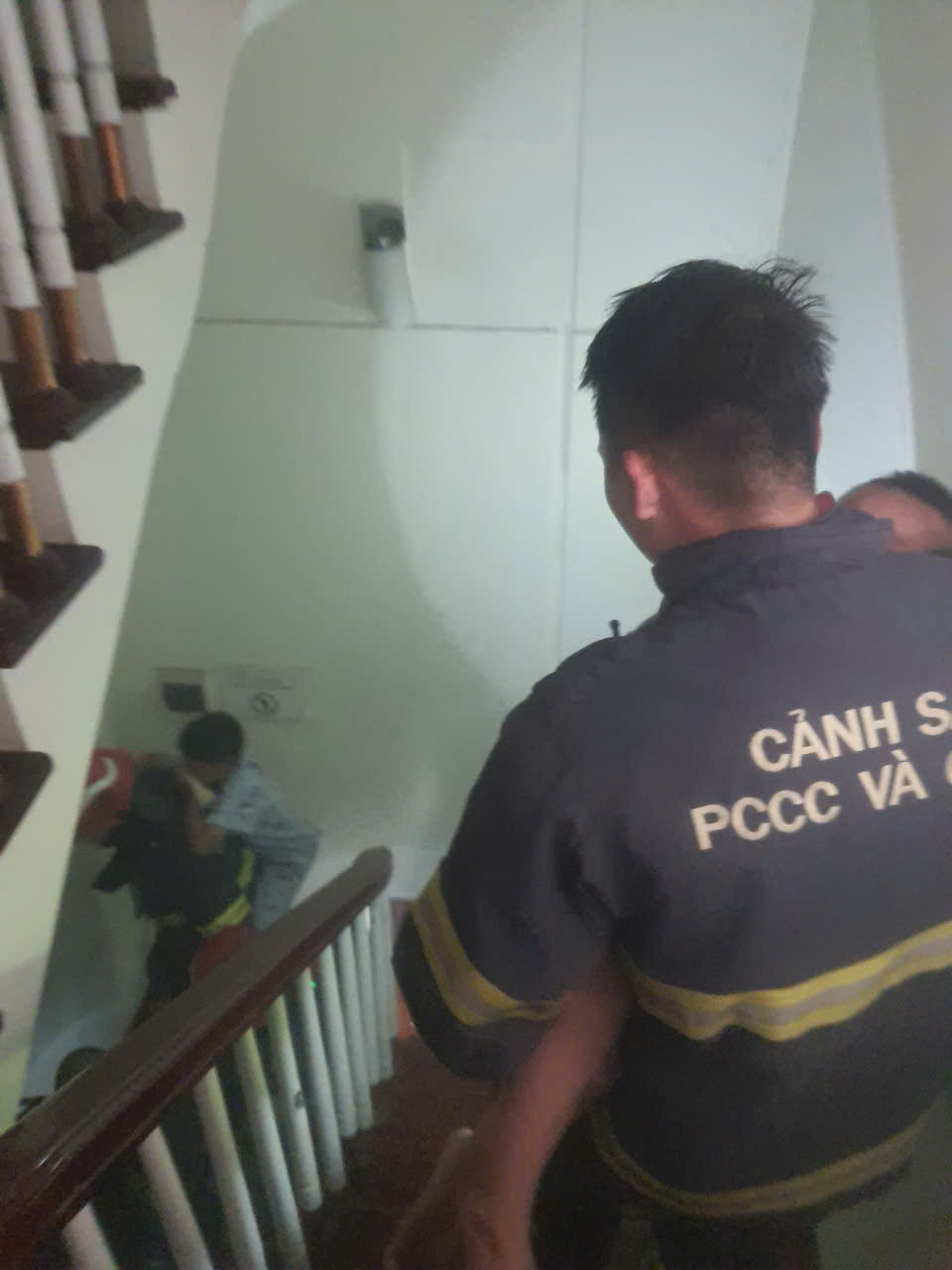 Lực lượng PCCC đưa nạn nhân mắc kẹt xuống dưới. Lực lượng PCCC đưa nạn nhân mắc kẹt xuống dưới.