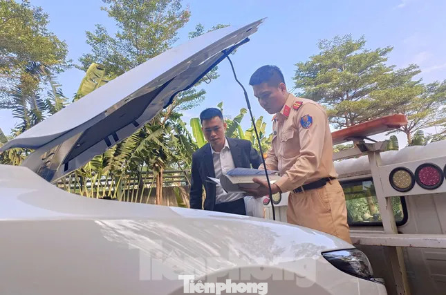 Lực lượng CSGT kiểm tra xe đăng ký.