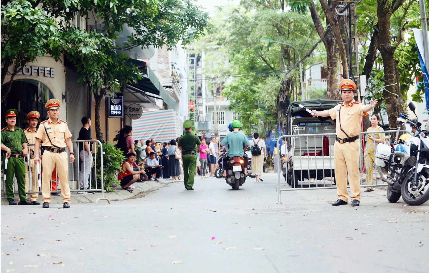 Sáng nay, gần 103.000 thí sinh Hà Nội làm bài Ngữ văn vào lớp 10.