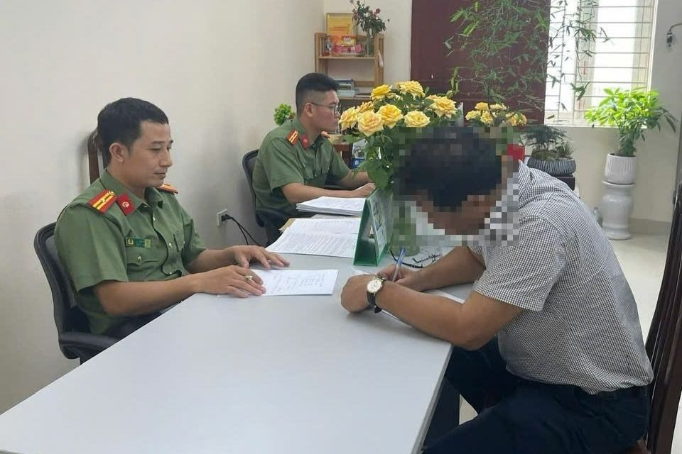 Ông D. làm việc với cơ quan Công an. Ảnh Công an cung cấp.