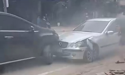 Xe ô tô do Hoàn điều khiển. Ảnh cắt từ video.