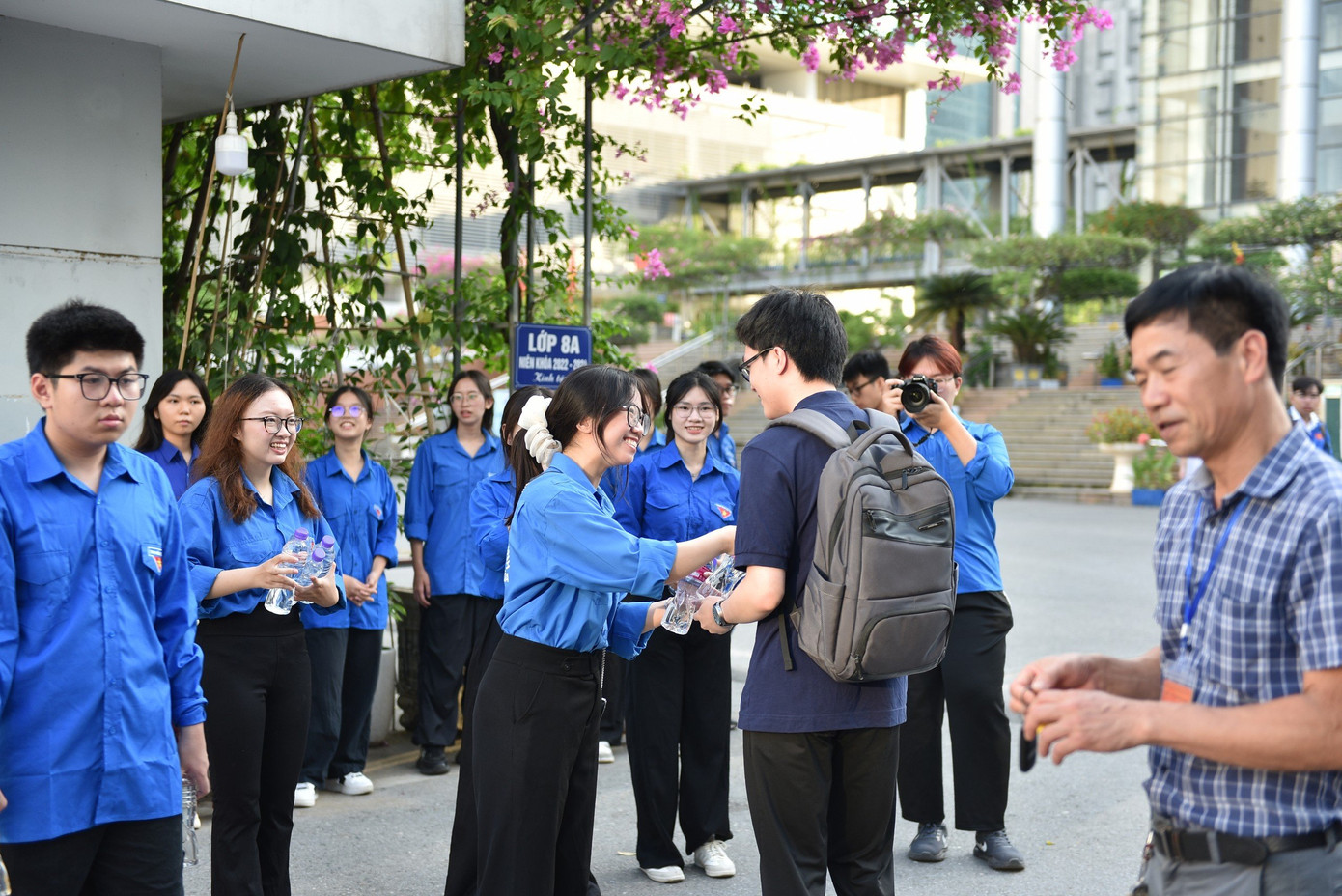 Không chỉ có lực lượng CSGT, các đoàn viên, thanh niên tình nguyện có mặt tại các cổng trường hỗ trợ thí sinh và người nhà.