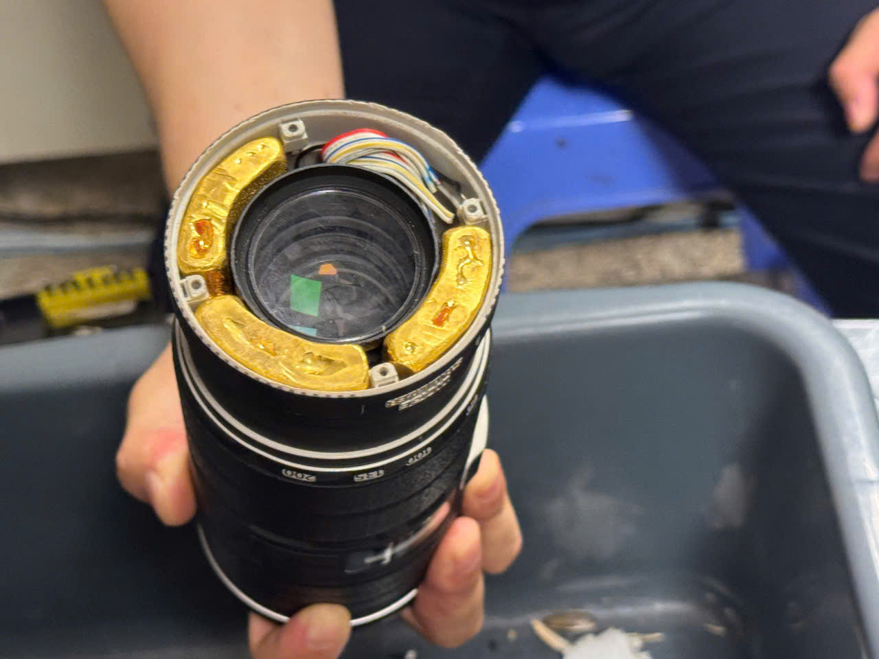 Vàng được giấu trong ống kính máy ảnh.