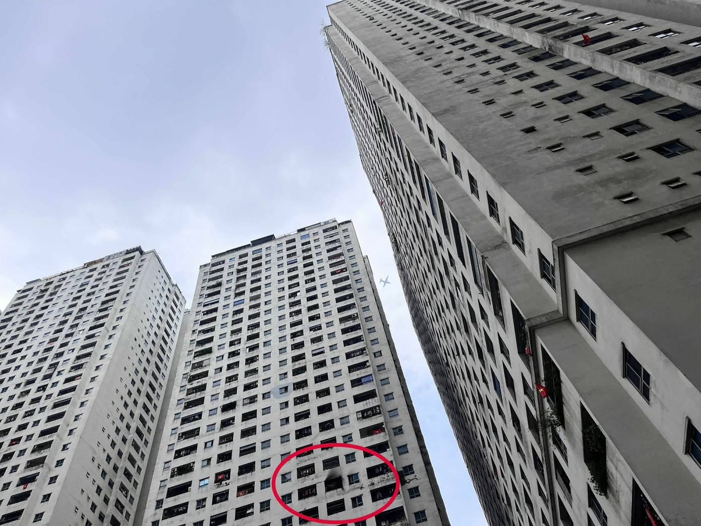 Một mảng tường bị ám đen sau vụ cháy. Một mảng tường bị ám đen sau vụ cháy.