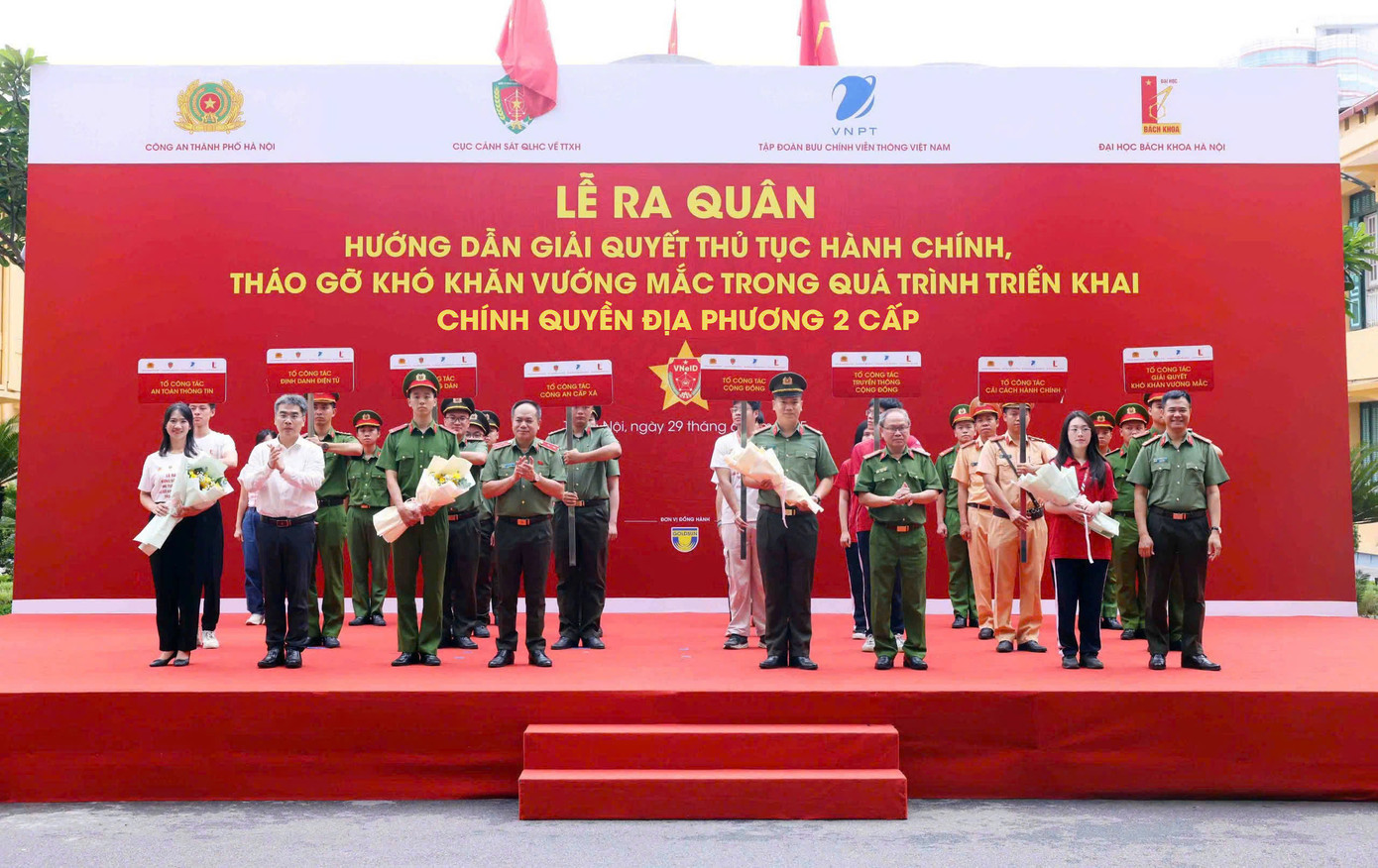 8 tổ công tác chuyên trách hướng dẫn giải quyết thủ tục hành chính, tháo gỡ khó khăn vướng mắc trong quá trình triển khai chính quyền địa phương 2 cấp.