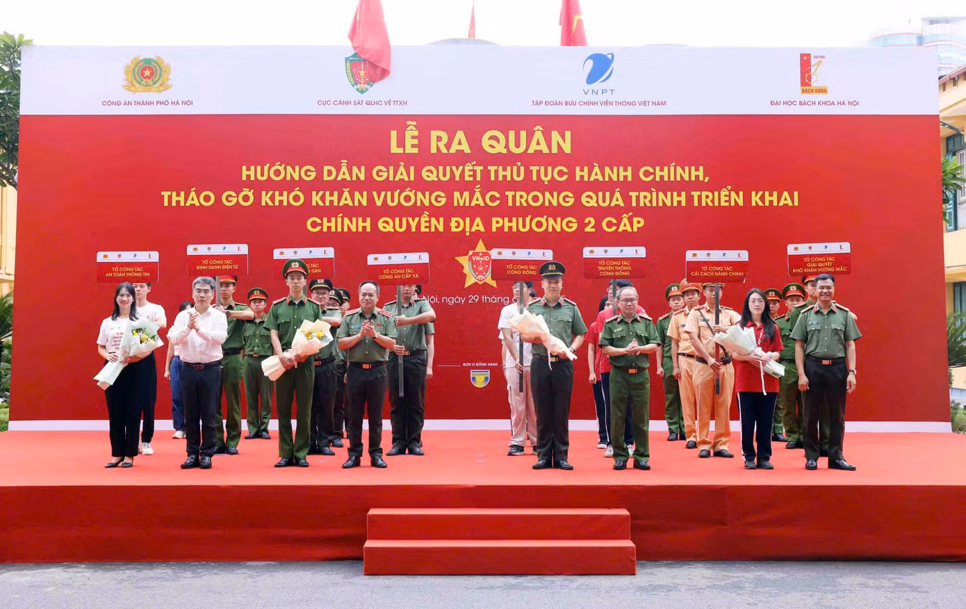 8 tổ công tác chuyên trách hướng dẫn giải quyết thủ tục hành chính, tháo gỡ khó khăn vướng mắc trong quá trình triển khai chính quyền địa phương 2 cấp. 8 tổ công tác chuyên trách hướng dẫn giải quyết thủ tục hành chính, tháo gỡ khó khăn vướng mắc trong quá trình triển khai chính quyền địa phương 2 cấp.