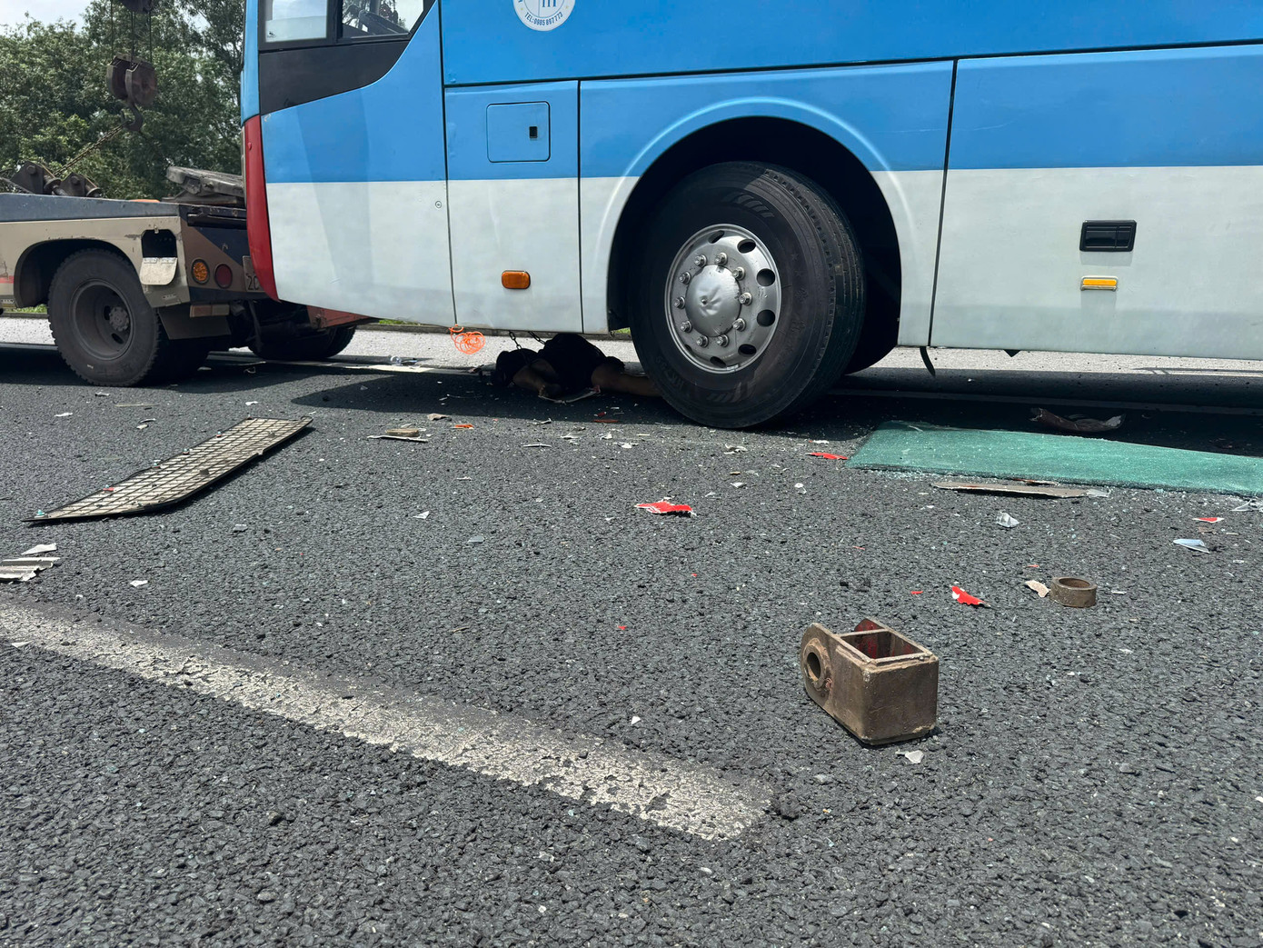 Xe khách đang dừng do gặp sự cố.