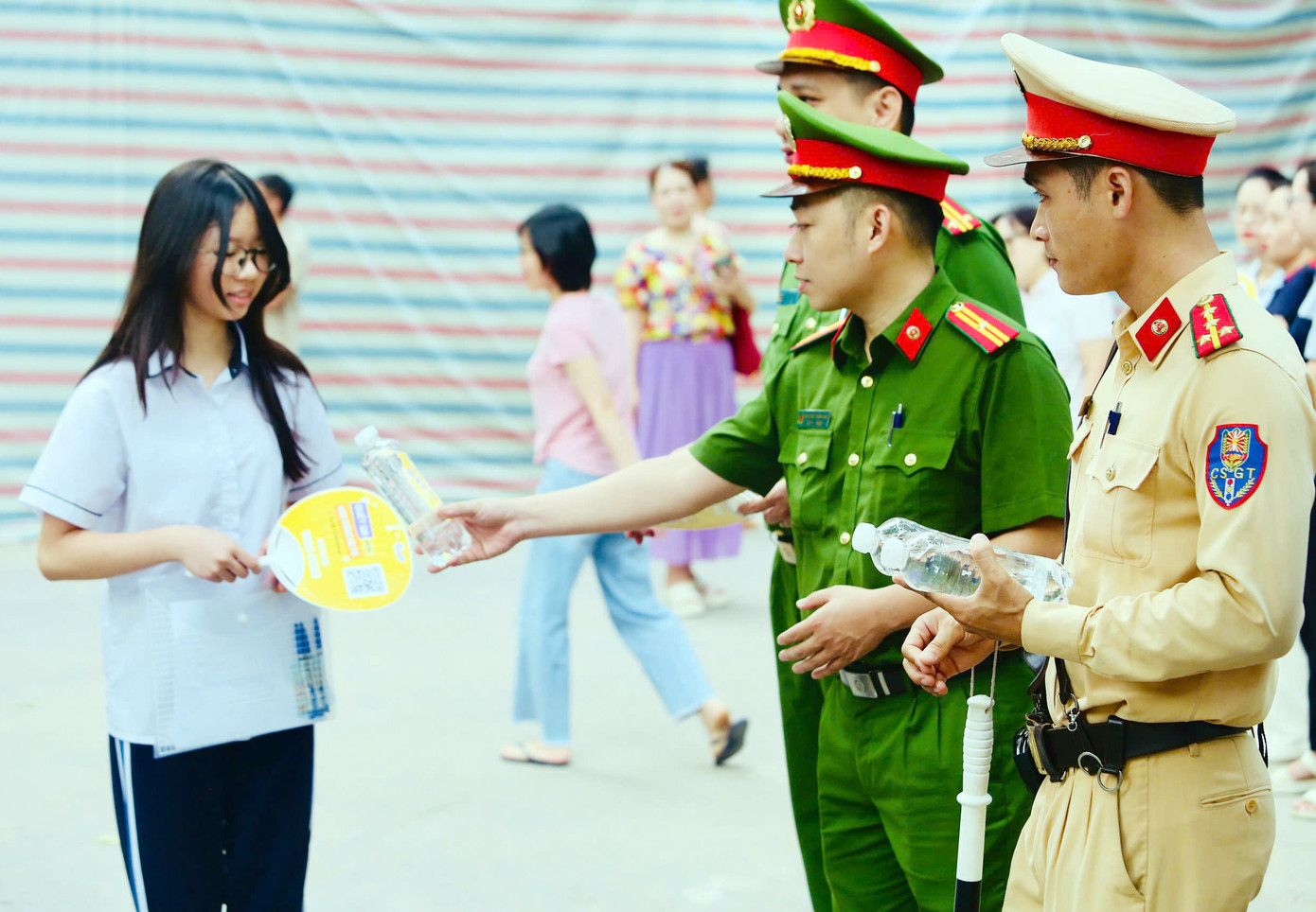 Các lực lượng phối hợp làm nhiệm vụ, hỗ trợ thí sinh.