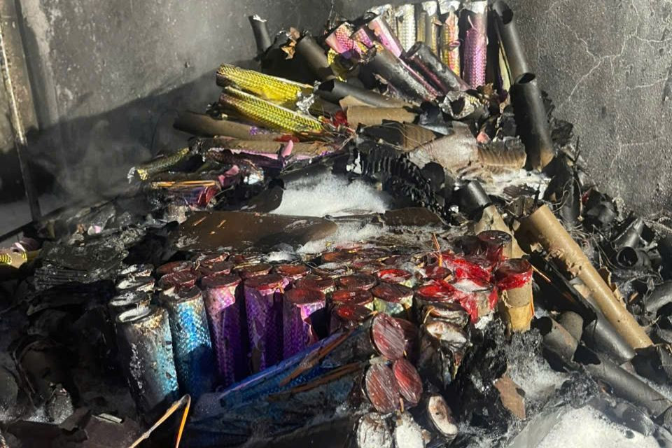 Nhiều ống hình trụ phát hiện tại tầng 4 nơi xảy ra vụ nổ. Nhiều ống hình trụ phát hiện tại tầng 4 nơi xảy ra vụ nổ.