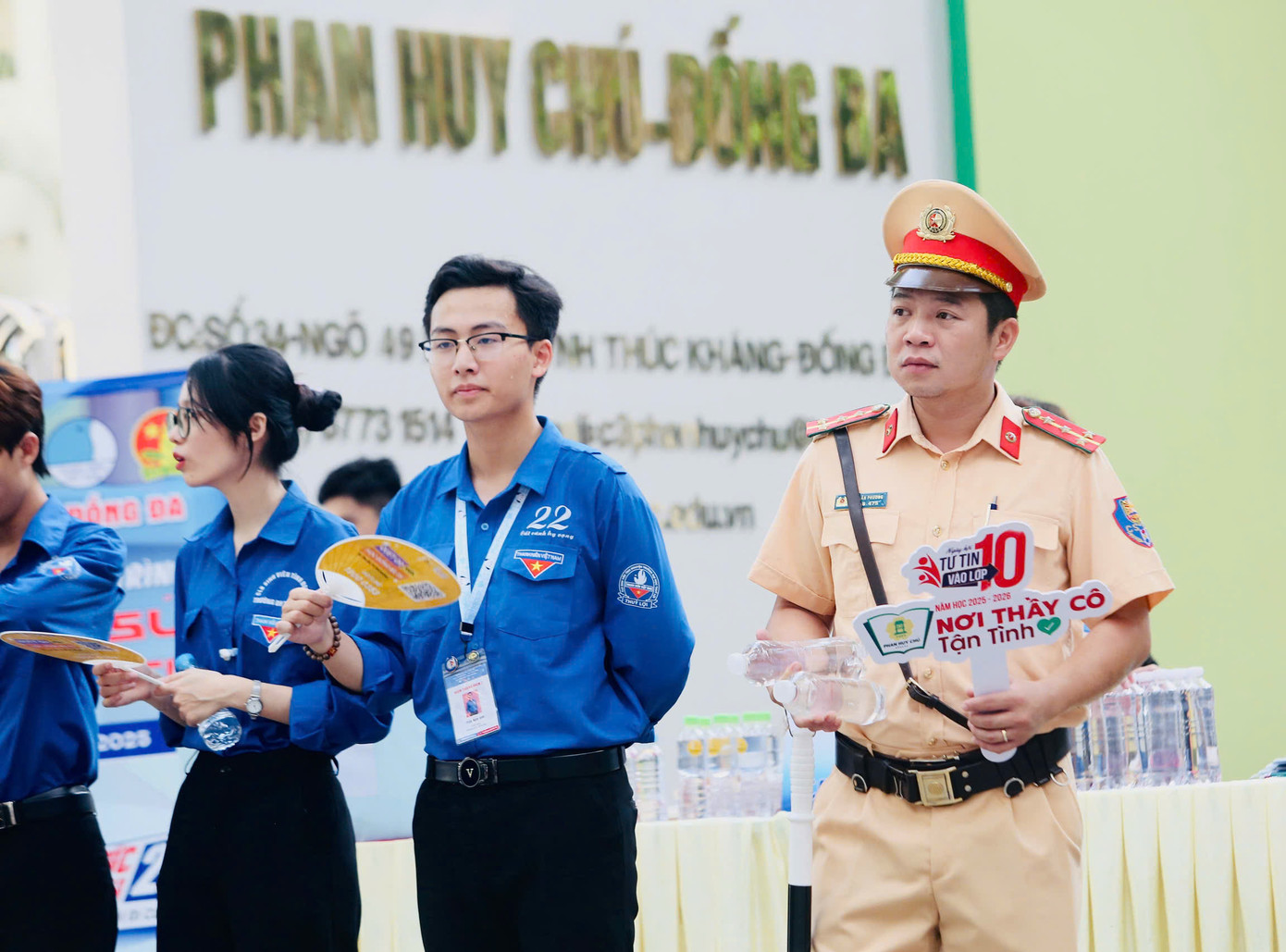 Tại khu vực cổng trường Phan Huy Chú (Đống Đa, Hà Nội).