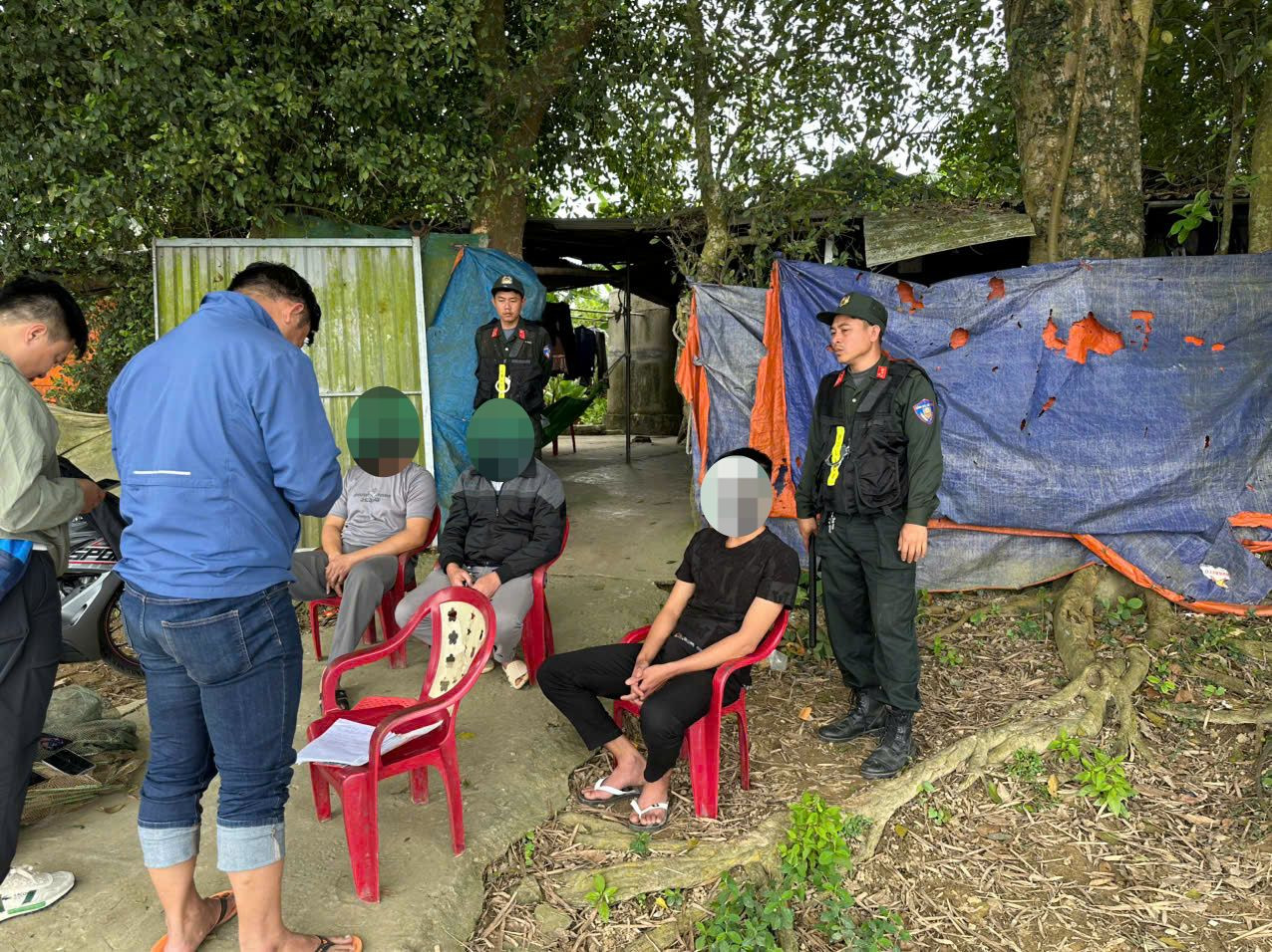 Cơ quan chức năng làm việc với những người liên quan. Cơ quan chức năng làm việc với những người liên quan.