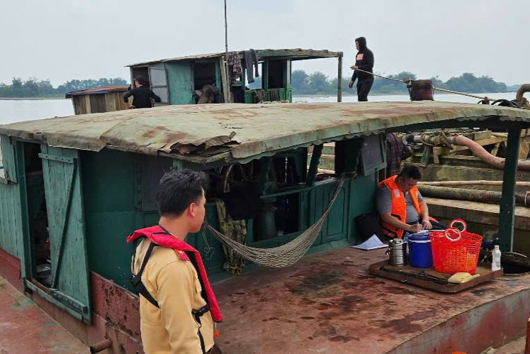 Cảnh sát kiểm tra các phương tiện liên quan. Cảnh sát kiểm tra các phương tiện liên quan.