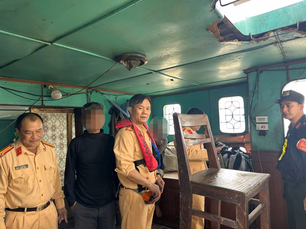 Lực lượng chức năng kiểm tra phương tiện.