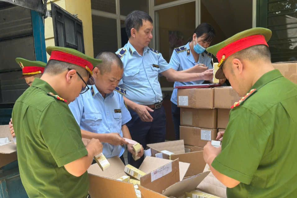 Lực lượng chức năng kiểm tra kho hàng.