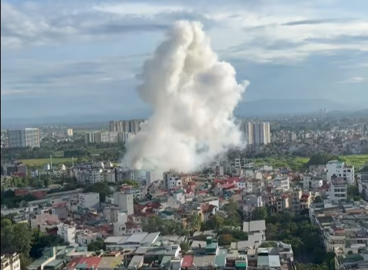 Cột khói bốc lên sau tiếng nổ. Cột khói bốc lên sau tiếng nổ.