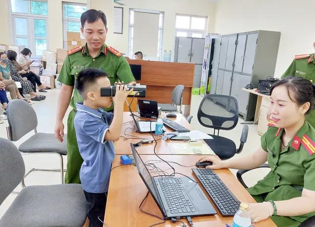 Công an thu nhận mống mắt khi làm thẻ Căn cước. Ảnh minh họa.