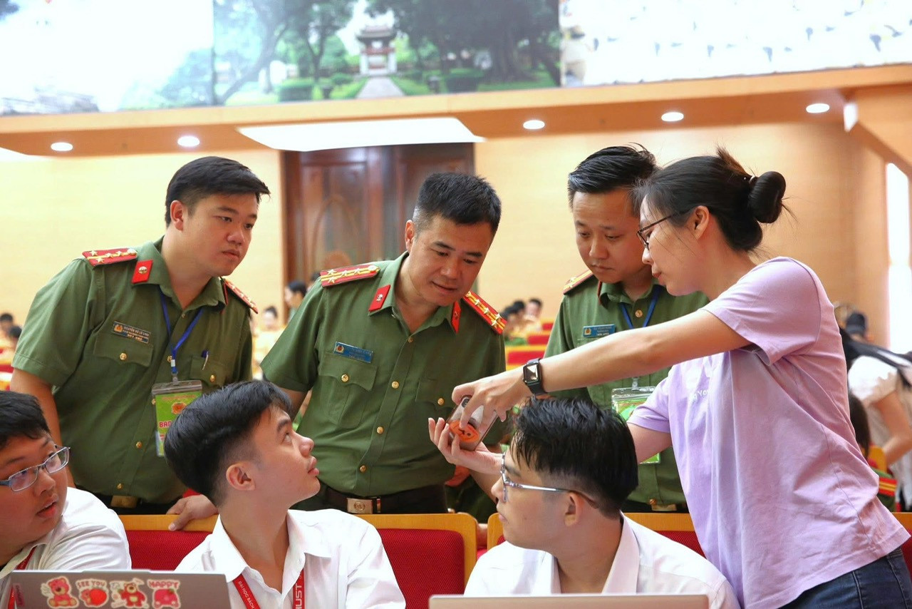 Đại tá Nguyễn Ngọc Quyền - Phó Giám đốc Công an TP Hà Nội (giữa).