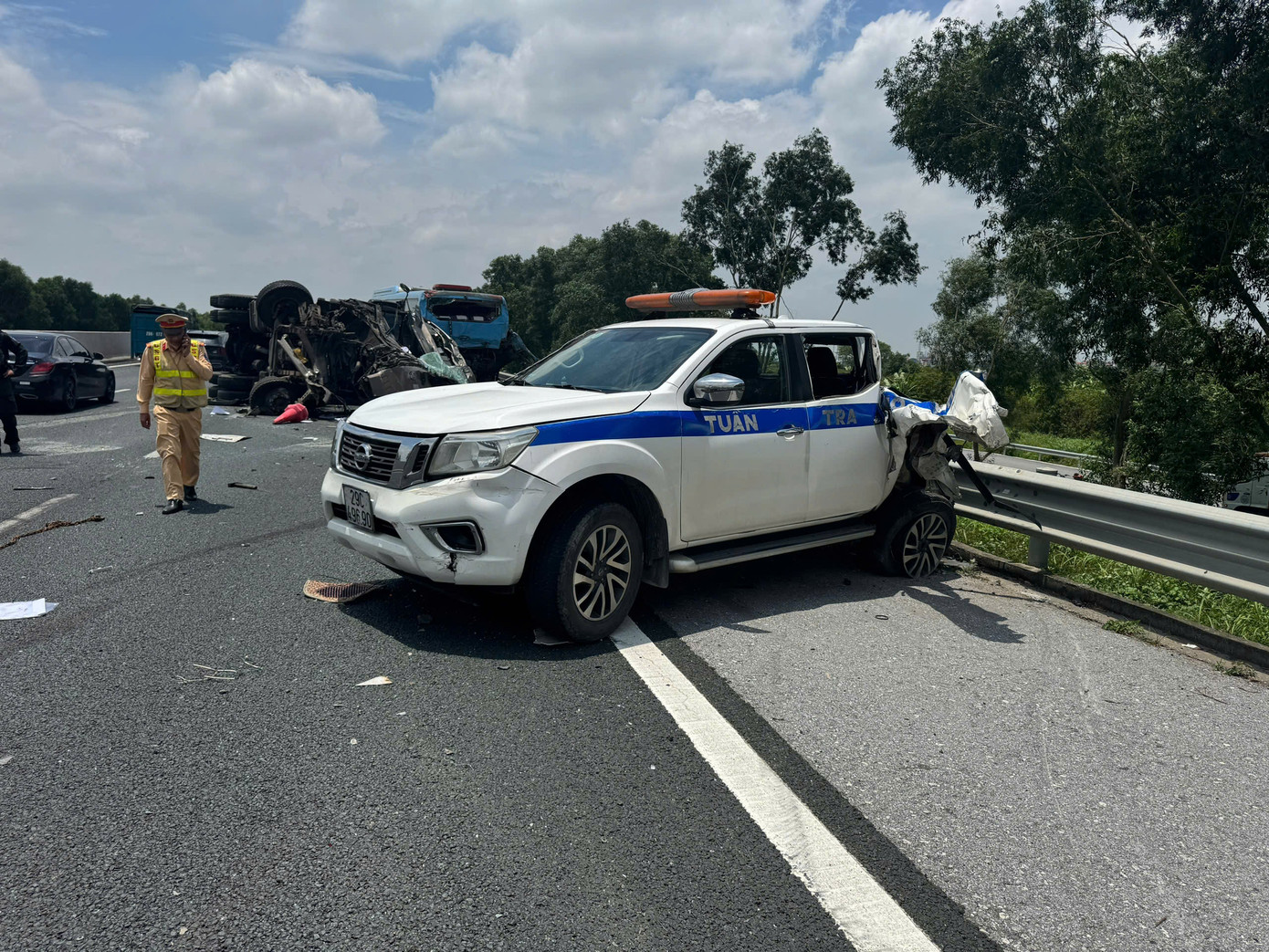 Cụ thể, xe đầu kéo biển số 29H- 706.84, kéo theo rơ moóc 29R-026.94 đang lưu thông trên cao tốc xảy ra va chạm với xe tuần tra giao thông của công ty BOT tuyến Hà Nội- Hải Phòng biển số 29C-496.90 đang dừng xe hỗ trợ phương tiện gặp sự cố trên tuyến và xe ô tô khách biển số 29B-057.43 đang gặp sự cố được xe tải cẩu biển số 29H-201.68 cứu hộ.