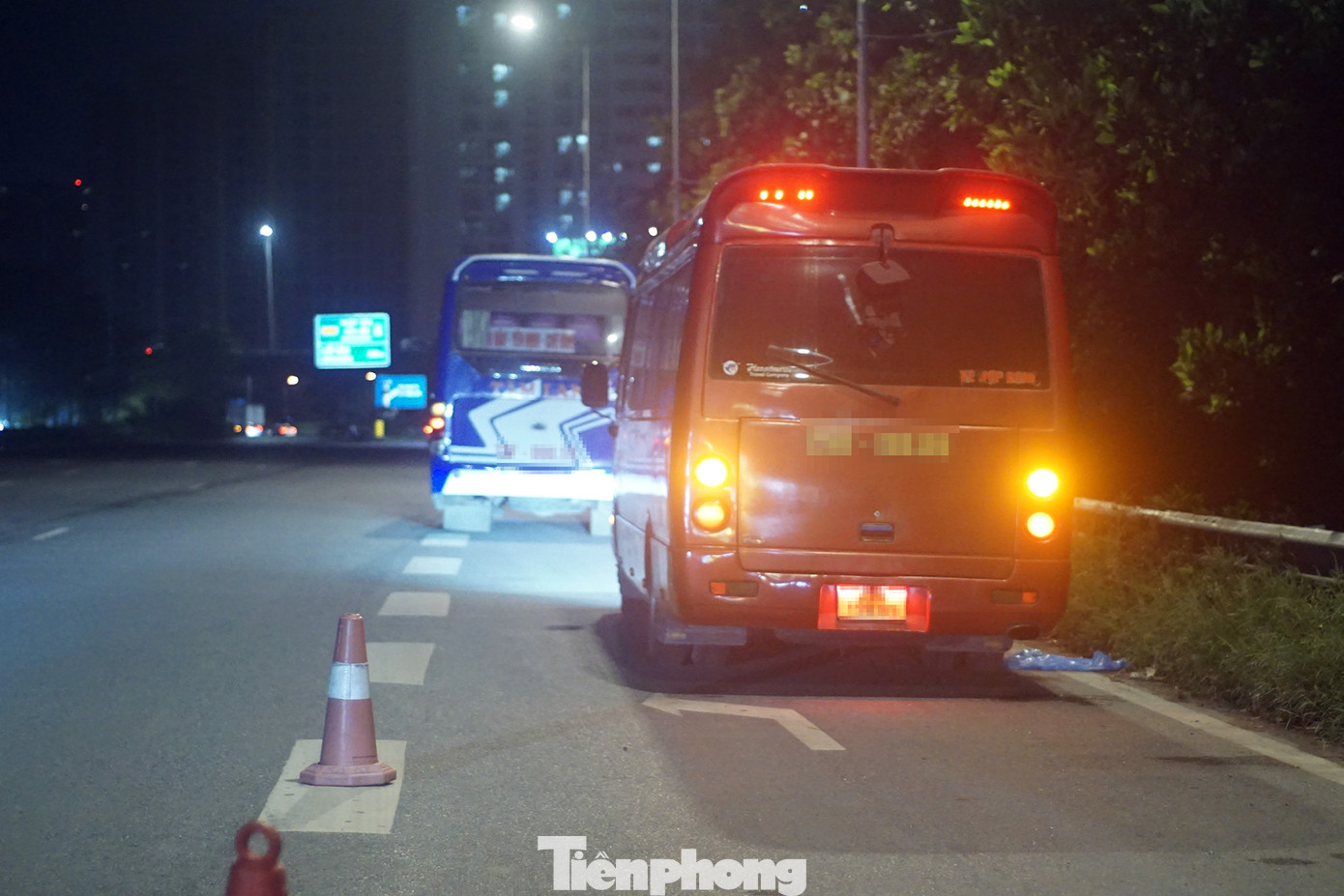 Tổ công tác dừng kiểm tra các phương tiện.