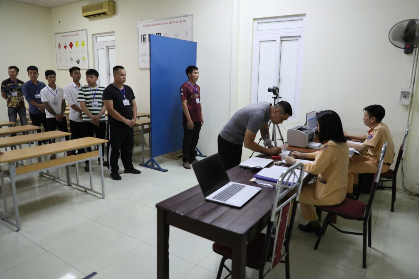 Trong ngày đầu tiên, 68 thí sinh đã được đào tạo, cấp chứng chỉ đủ điều kiện thi sát hạch giấy phép lái xe ô tô bước vào kỳ thi sát hạch cấp giấy phép lái xe. Trong ngày đầu tiên, 68 thí sinh đã được đào tạo, cấp chứng chỉ đủ điều kiện thi sát hạch giấy phép lái xe ô tô bước vào kỳ thi sát hạch cấp giấy phép lái xe.